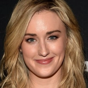 Assistir Ashley Johnson online grátis no Superfilmes