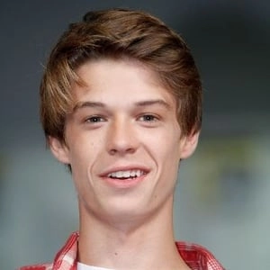 Assistir Colin Ford online grátis no Superfilmes