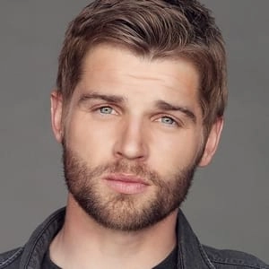 Assistir Mike Vogel online grátis no Superfilmes