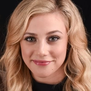 Assistir Lili Reinhart online grátis no Superfilmes