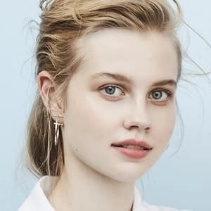 Assistir Angourie Rice online grátis no Superfilmes